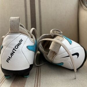 Nike PhantomX Kids Sneakers - White and blue